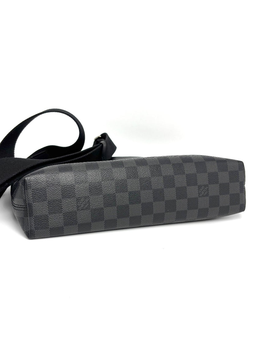 Preowned. LV Mick PM Messenger Graphite. CA2188|8189
