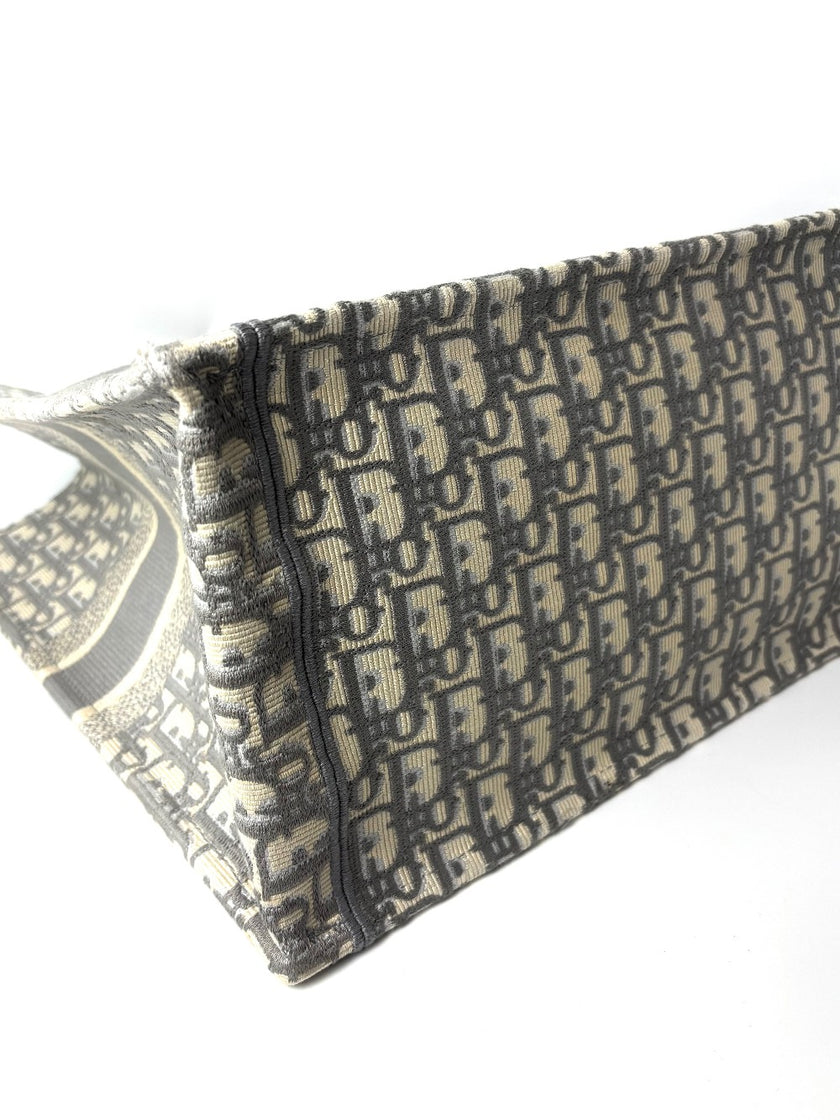 [SALE] Preowned. Dior Book Tote Large Gray. 50-MA-0270|6245