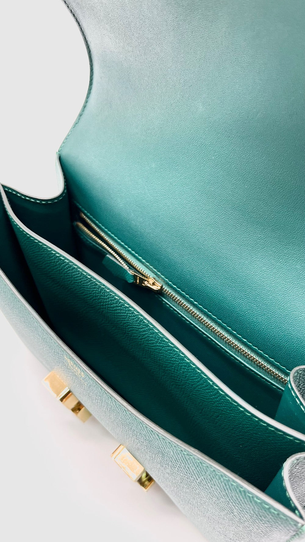 Like New. Hermes Constance 24 Malachite Epsom GHW. AST108FZ|14524