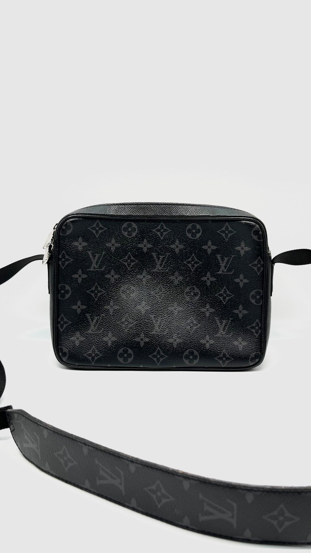 Preowned. LV Outdoor Messenger Eclipse. FO5129|14469