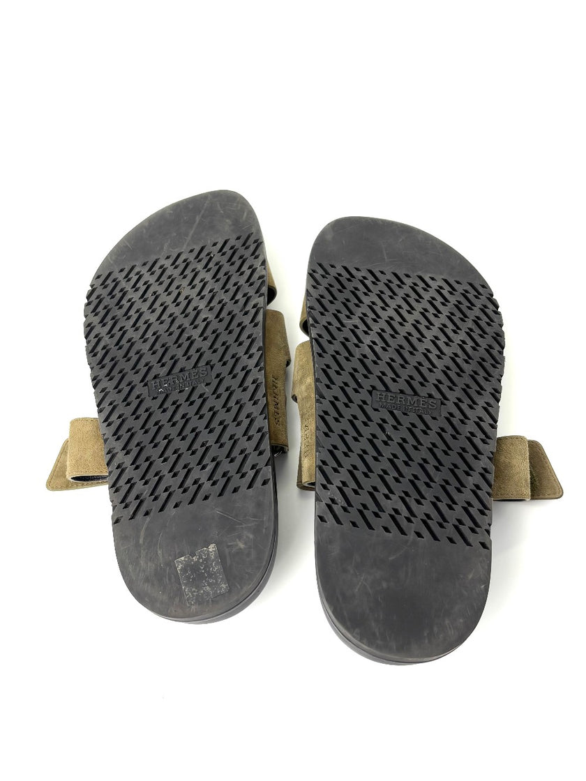 Like New. Hermes Chypre Army Green Suede. 42|7536