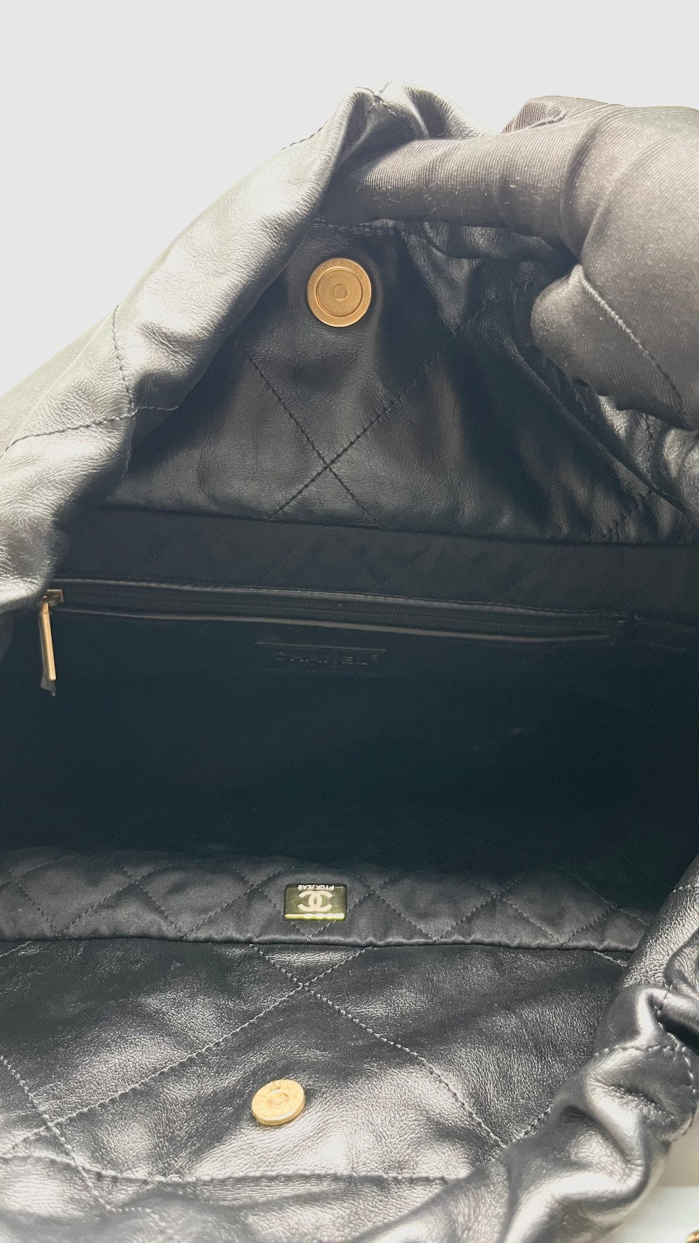 Preowned. Chanel 22 Black Calfskin Large GHW. PTCKJEA8|13485