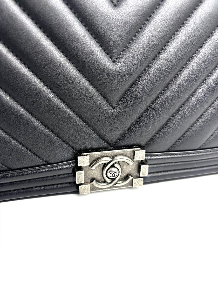 Preowned. Chanel New Medium Leboy Black Chevron. 26136652|4363