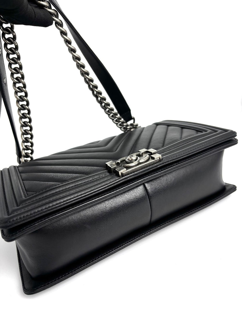 Preowned. Chanel New Medium Leboy Black Chevron. 26136652|4362