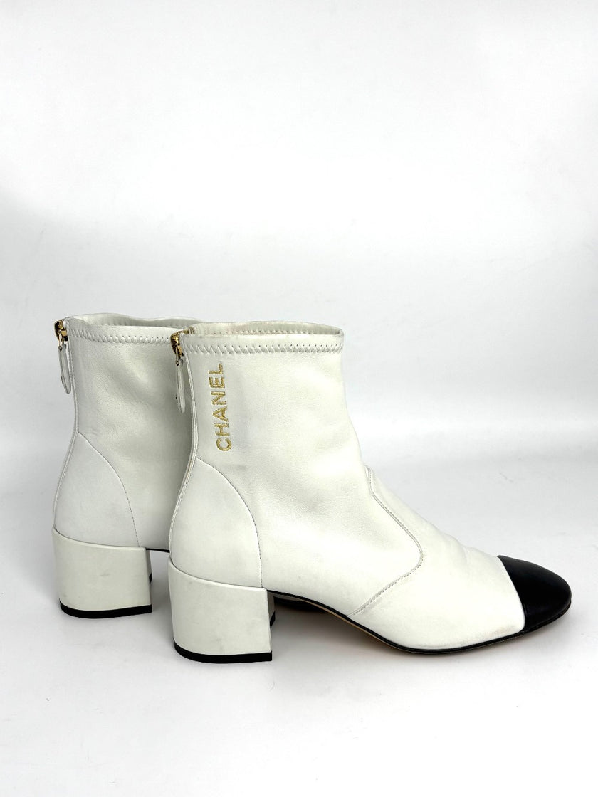 Preowned. Chanel Boots White. 36|8352