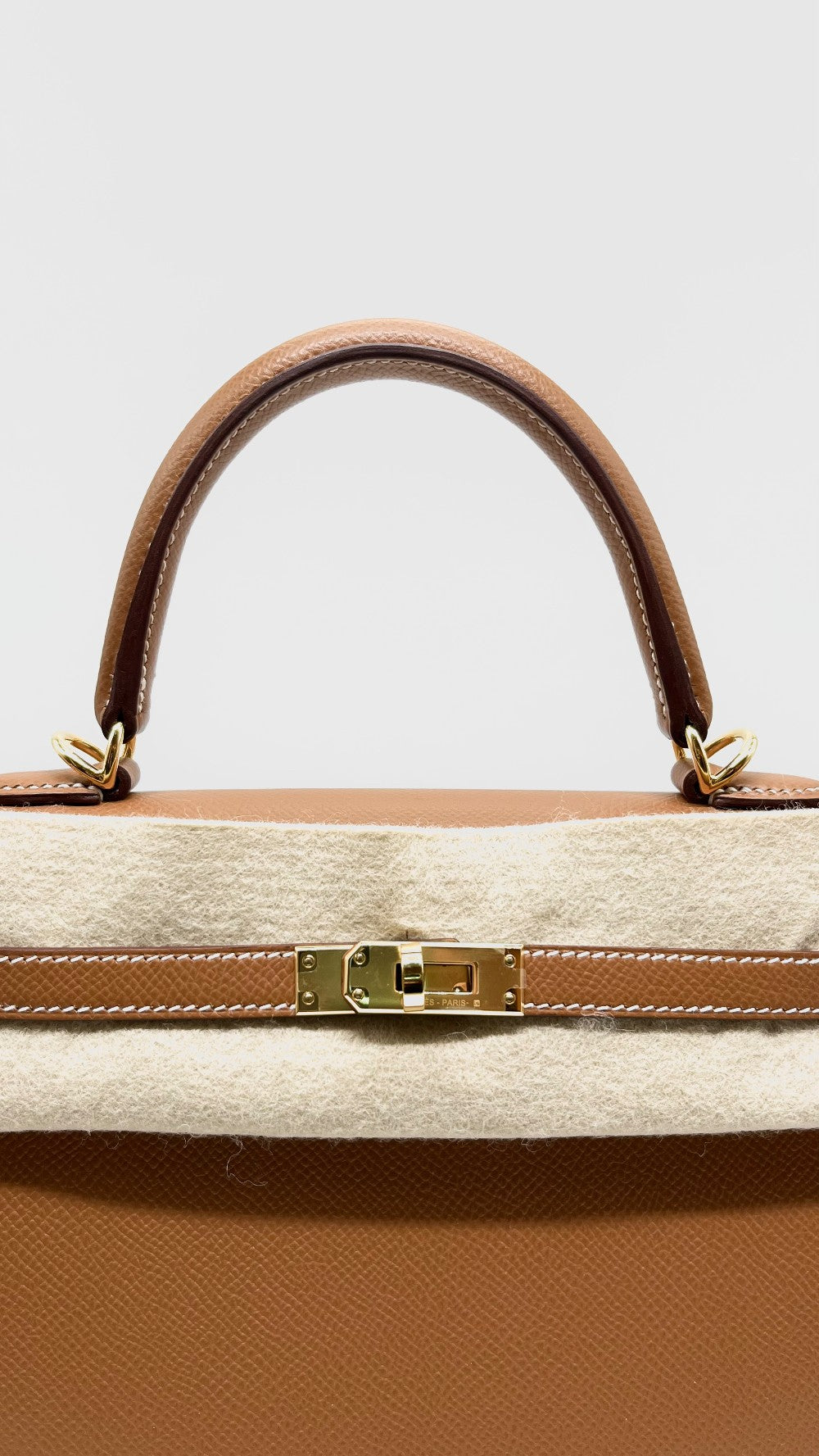 Unused. Hermes Kelly 25 Gold Epsom Sellier GHW. ZMU537NF|5776