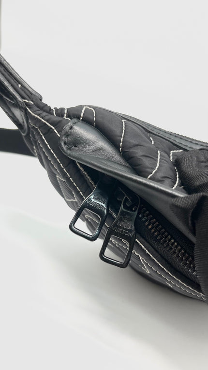 Preowned. LV Discovery Bumbag Black. Microchip|13106