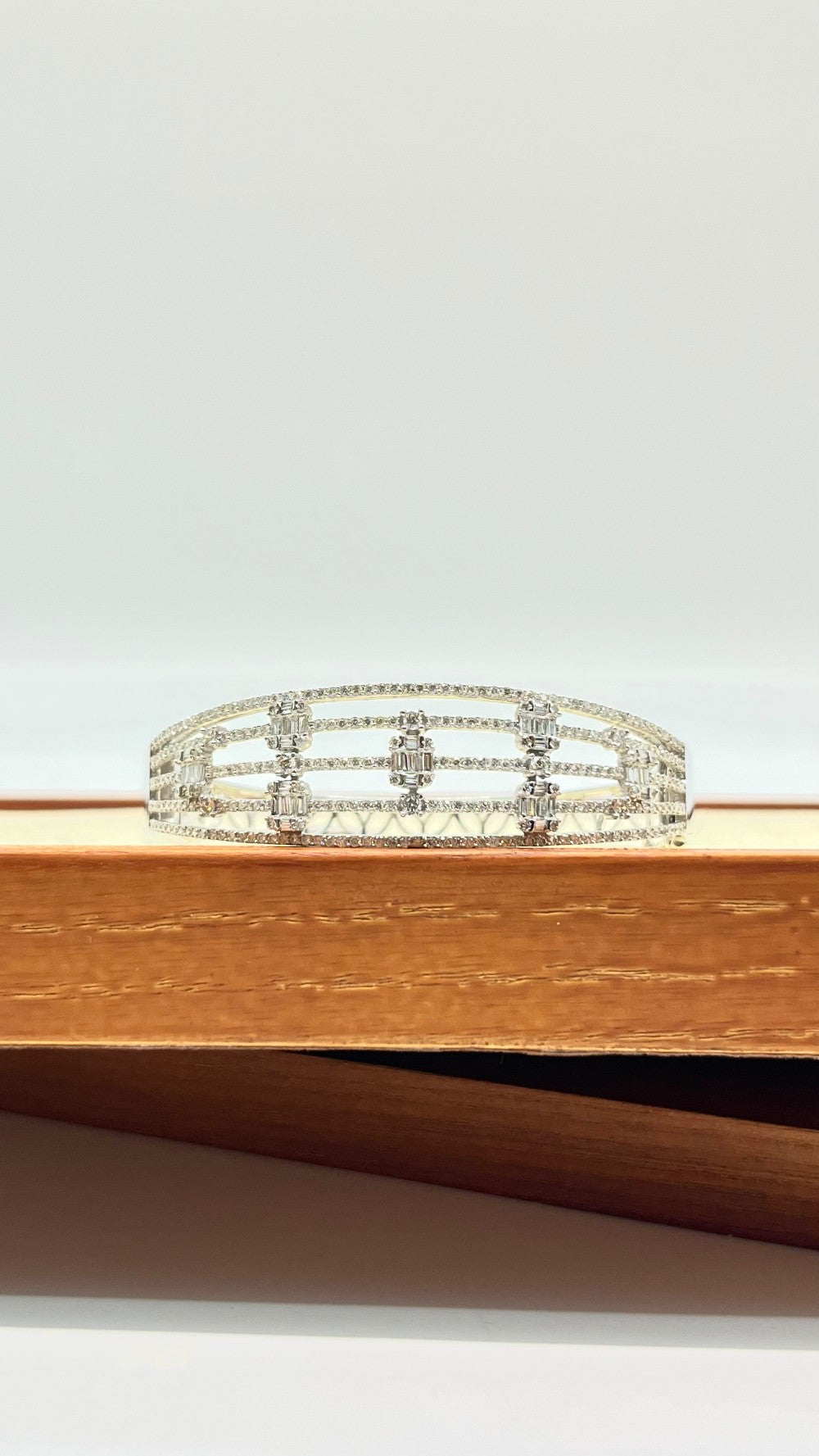 Brand New. Diamond Bangle 18K White Gold 2.612Ct 19cm 20.32g|10929