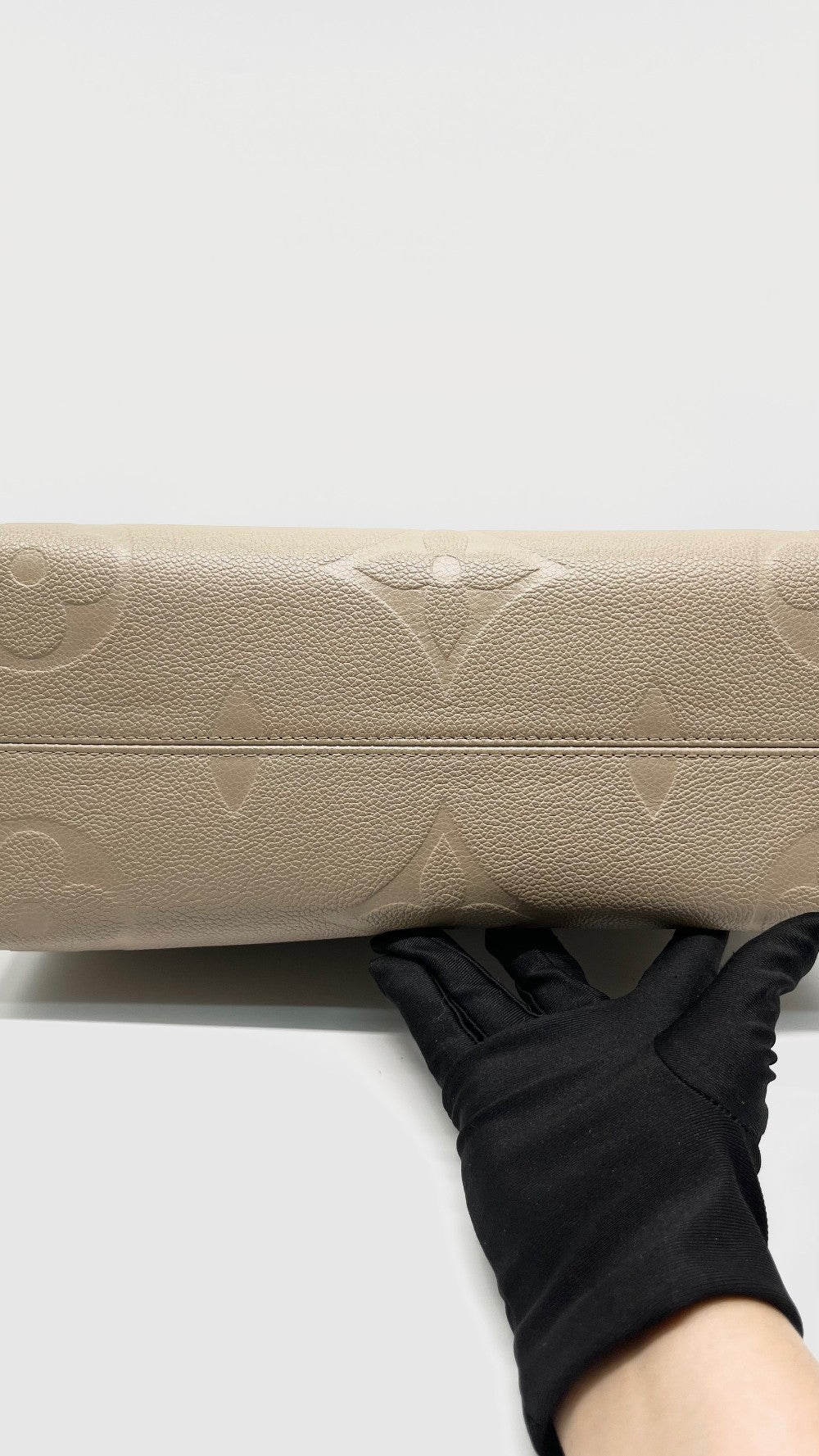 Preowned. LV On The Go MM Empreinte Dove Gray. Microchip|14586
