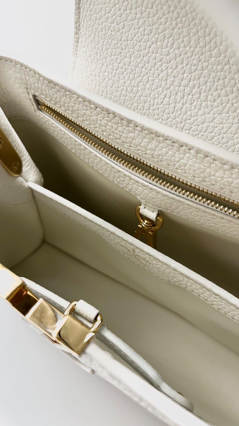 Preowned. LV Capucines BB Snow GHW. MCHIP|7902