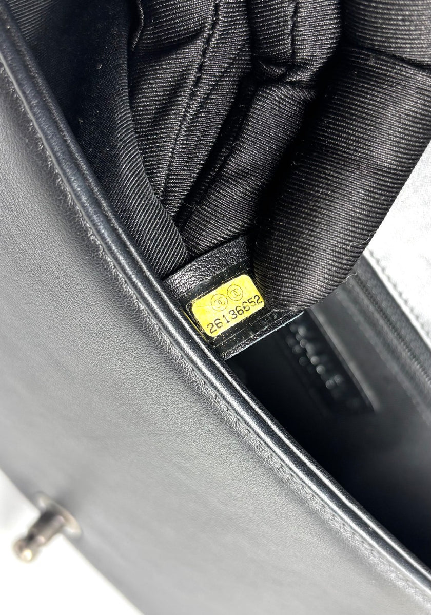 Preowned. Chanel New Medium Leboy Black Chevron. 26136652|4365