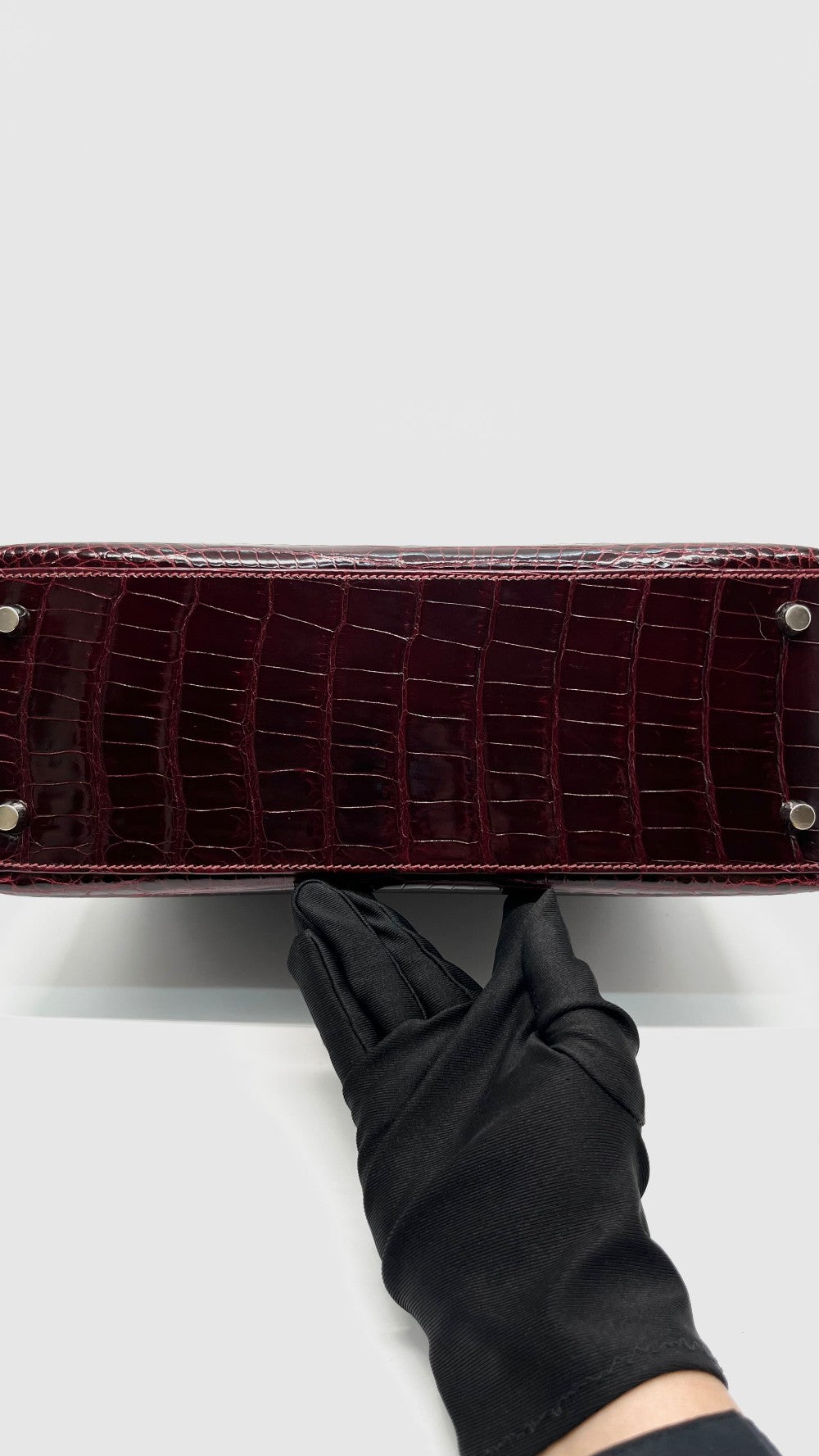 Like New. Hermes Kelly 28 Bordeaux Porosus Croc PHW. H Square 020013|15248