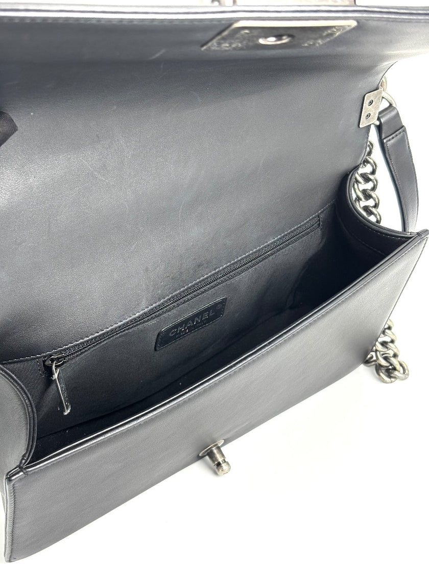 Preowned. Chanel New Medium Leboy Black Chevron. 26136652|4364