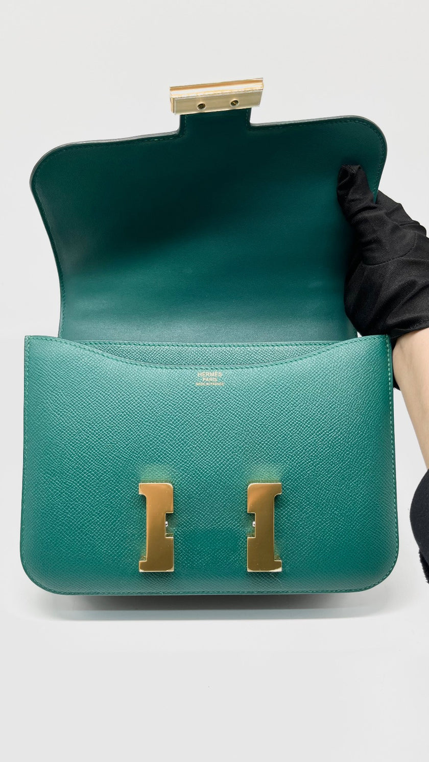 Like New. Hermes Constance 24 Malachite Epsom GHW. AST108FZ|14523