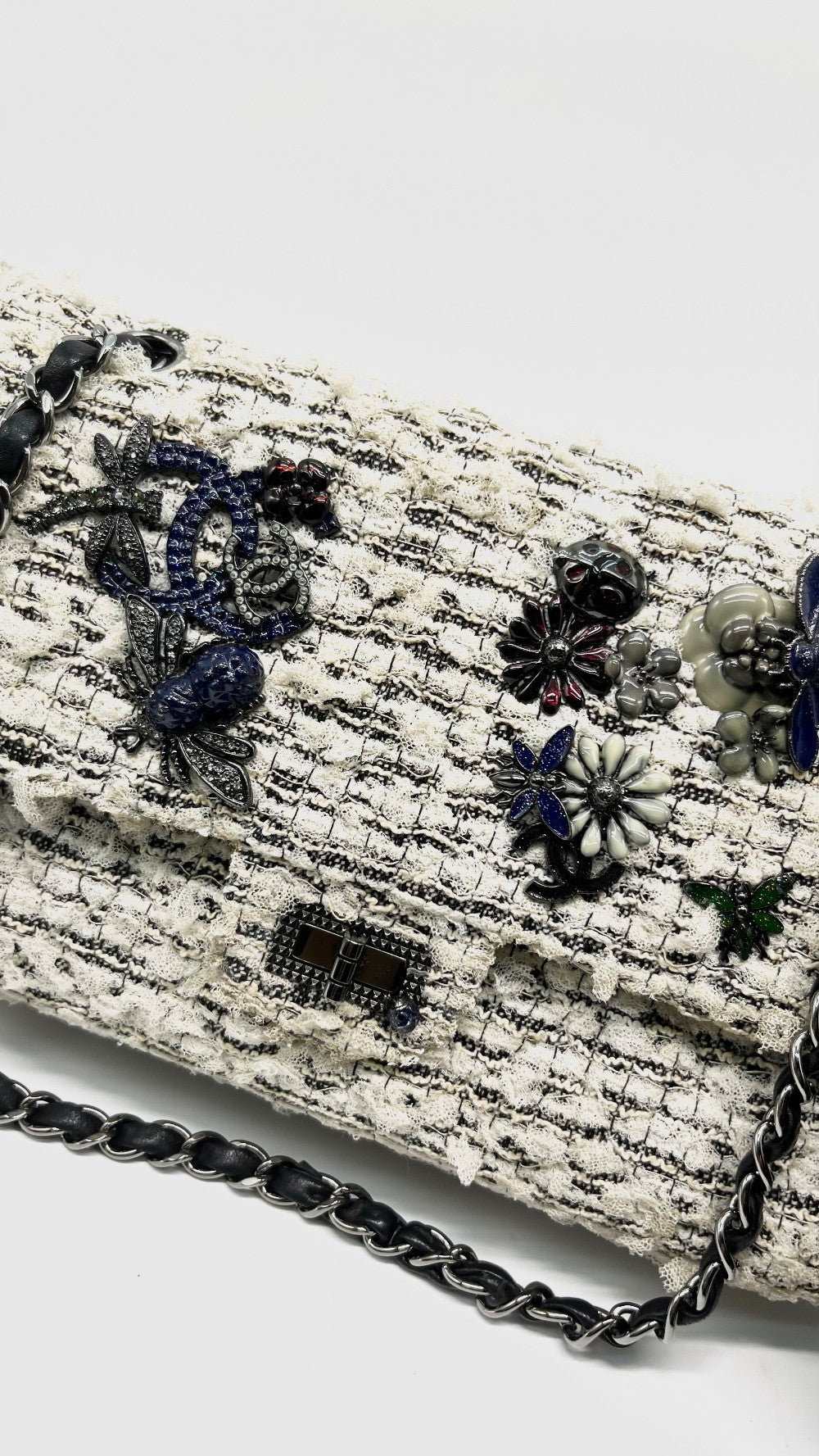 Preowned. Chanel Reissue Tweed Medium Flap With Garden Charm SHW. 7555998|13800