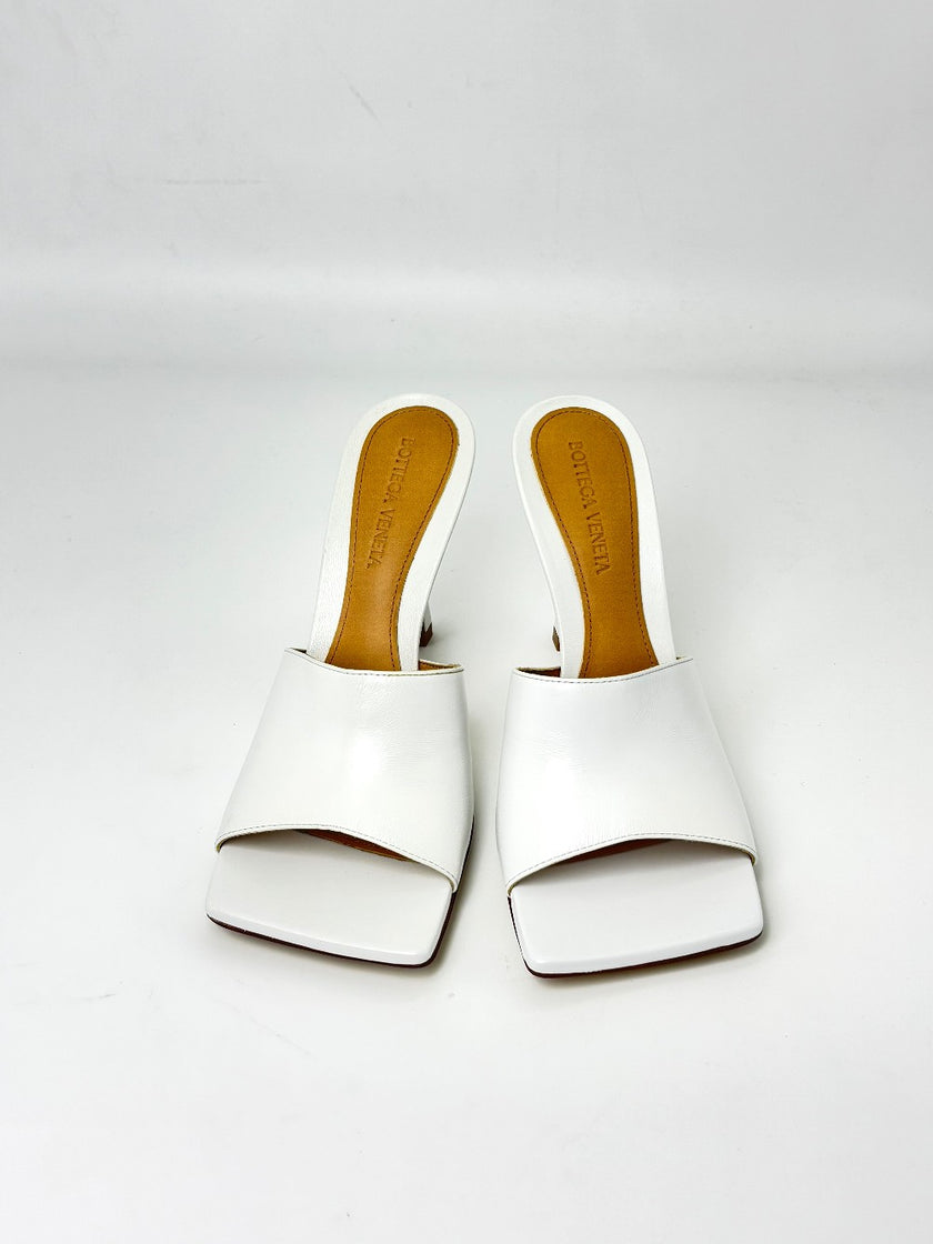Brand New. Bottega Low heel White. 37|7516
