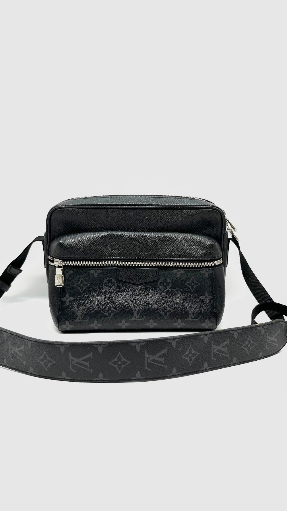 Preowned. LV Outdoor Messenger Eclipse. FO5129|14468