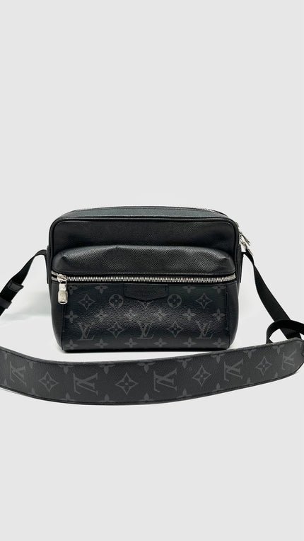 Preowned. LV Outdoor Messenger Eclipse. FO5129|14468