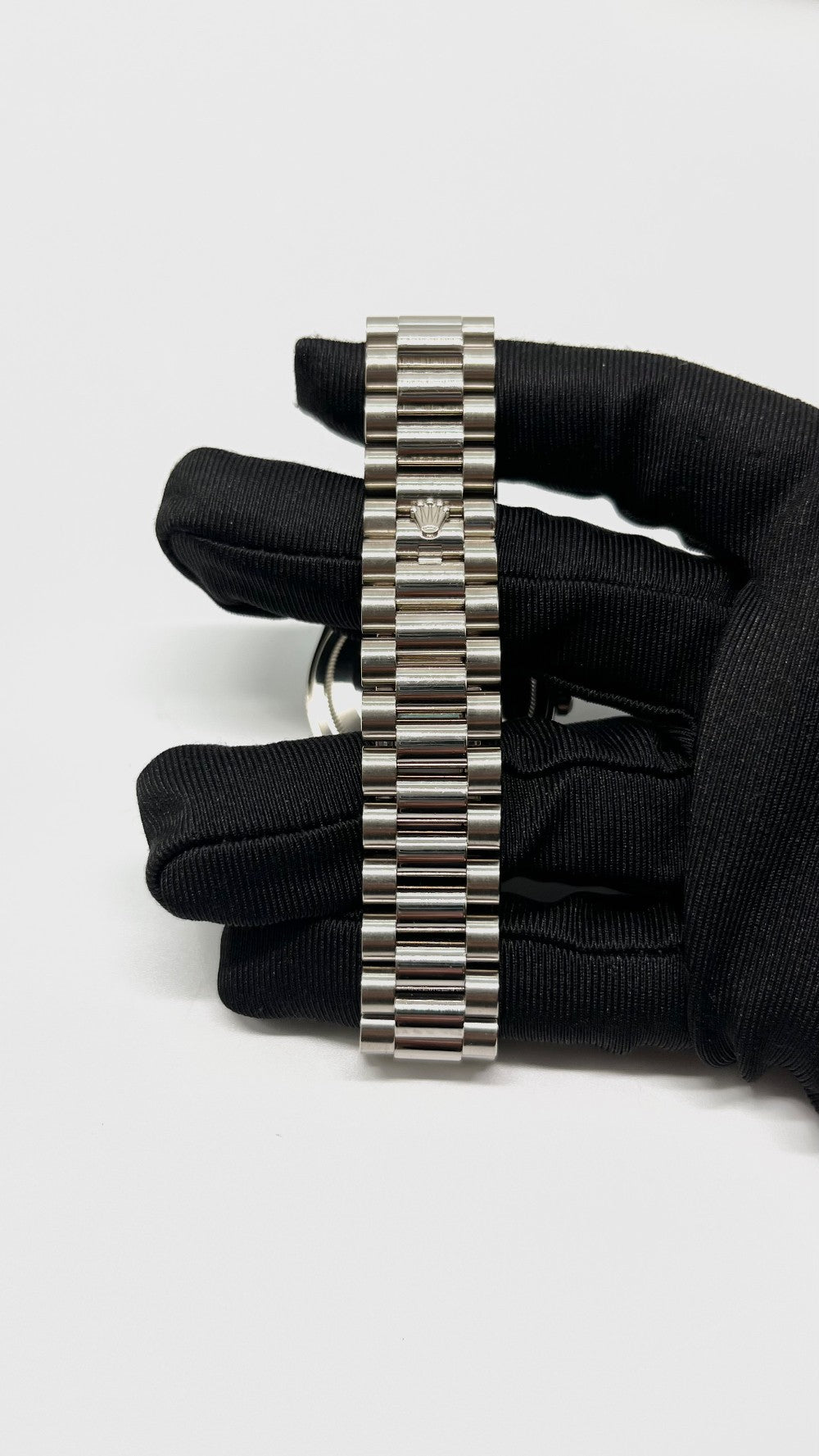 Preowned. Rolex Daydate 36 MM MOP Tahistian w/ dias Full White Gold President 2005 23 Links.|11482