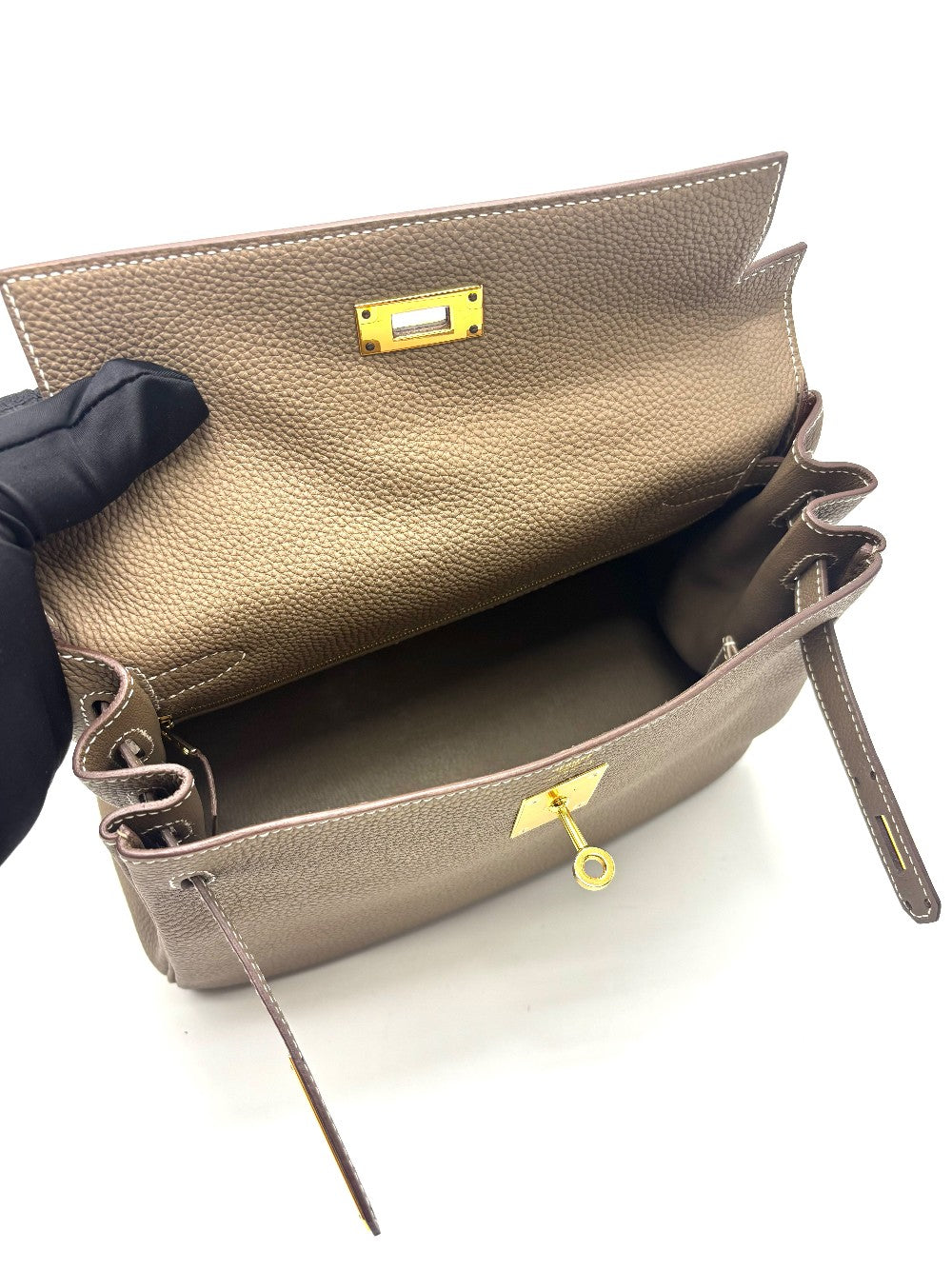 Like New. Hermes Kelly 28 Etoupe Togo GHW. UMU121SC|17317