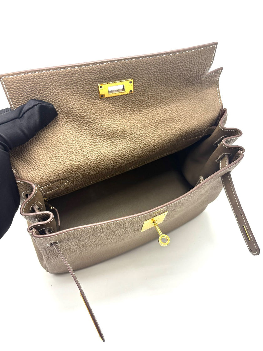 Like New. Hermes Kelly 28 Etoupe Togo GHW. UMU121SC|17317