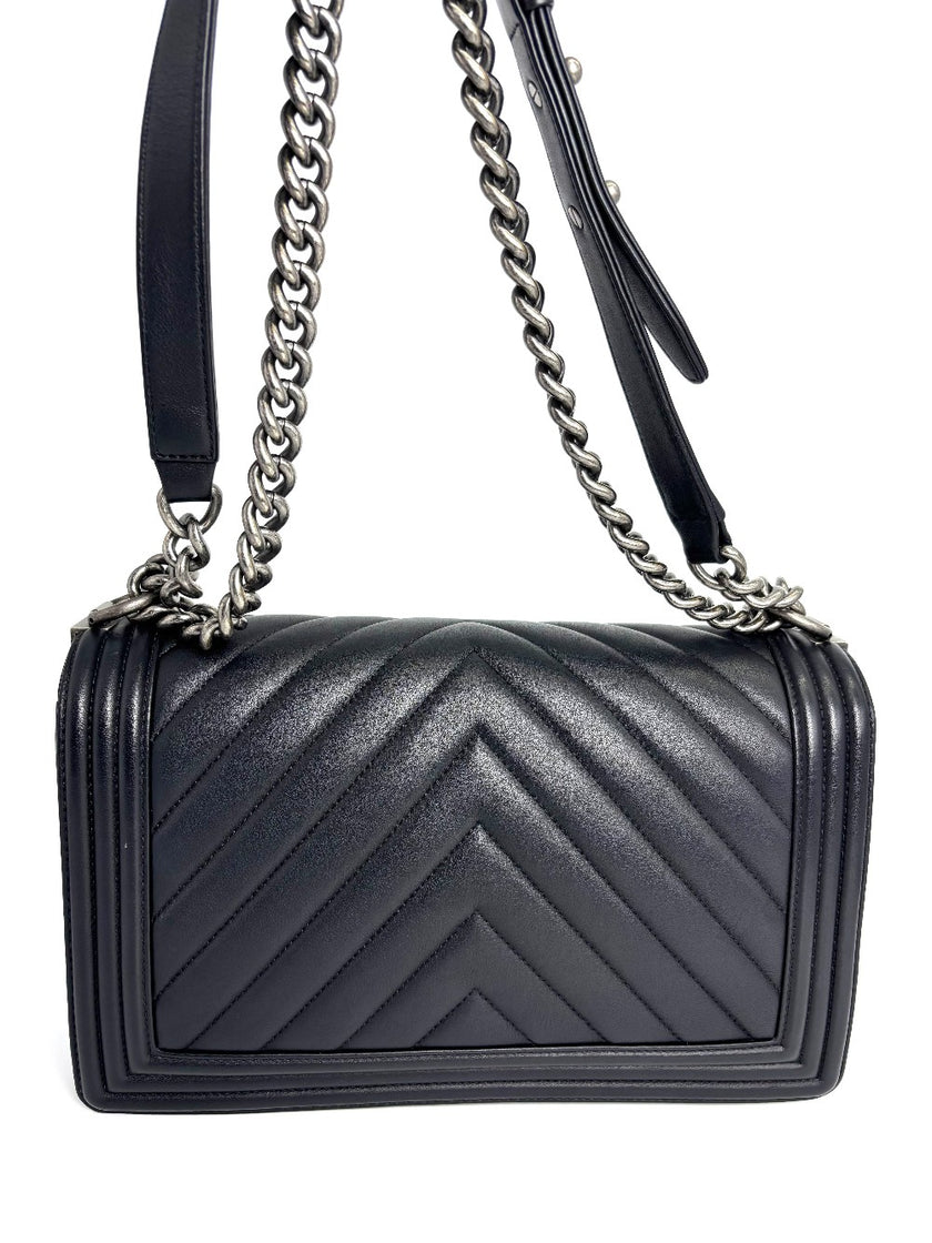Preowned. Chanel New Medium Leboy Black Chevron. 26136652|4360