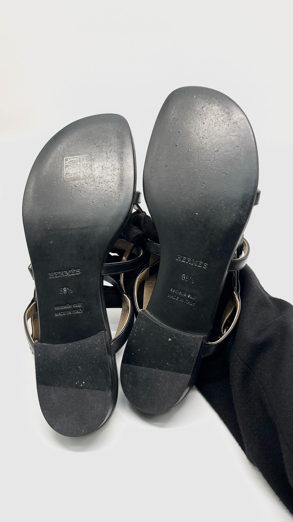 Preowned. Hermes Corried Cyan Strap Sandals Black. 38.5|10405
