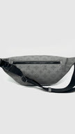 Like New. LV Discovery Bumbag Monogram Eclipse Gray. Microchip|13466