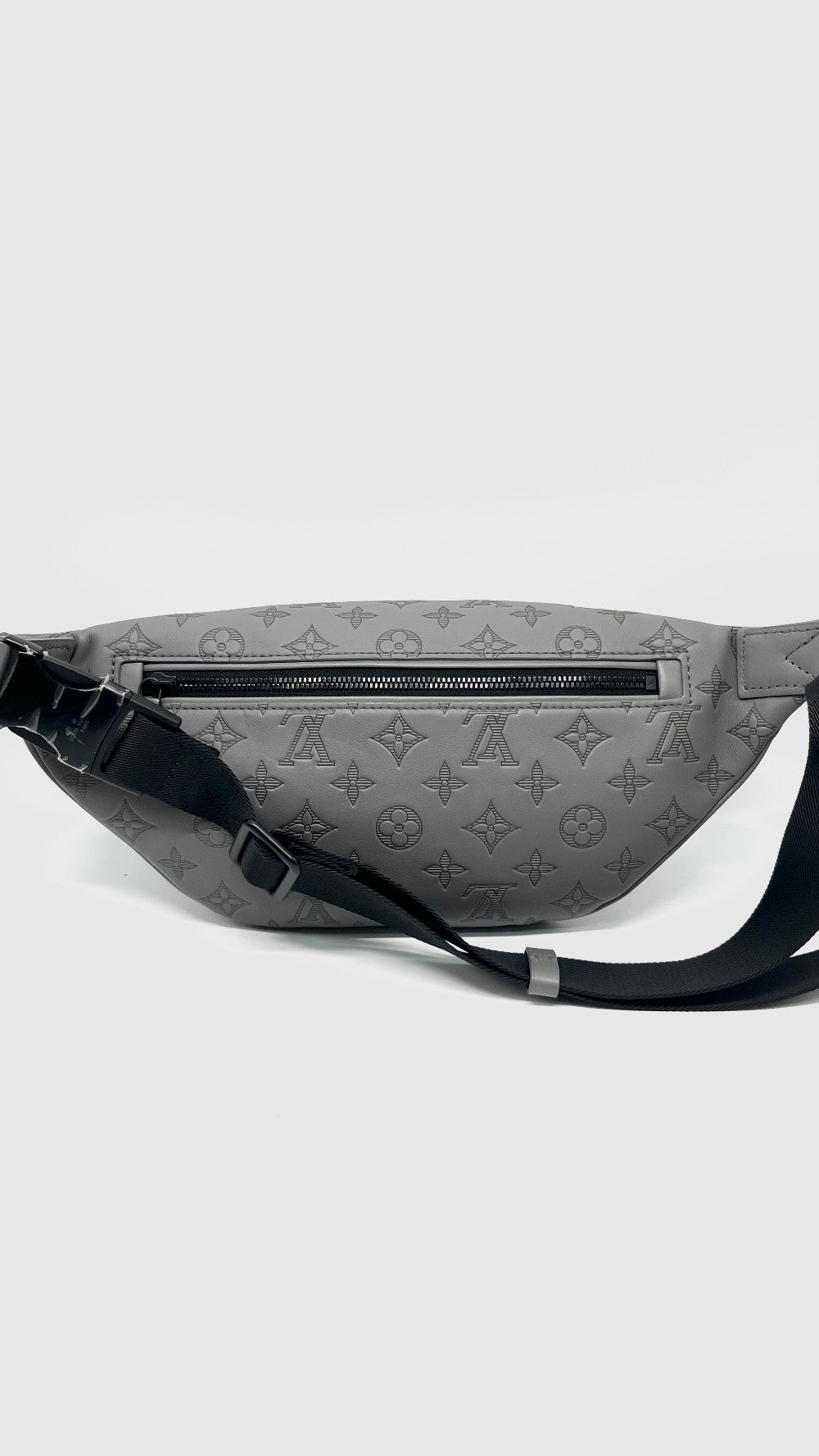 Like New. LV Discovery Bumbag Monogram Eclipse Gray. Microchip|13466
