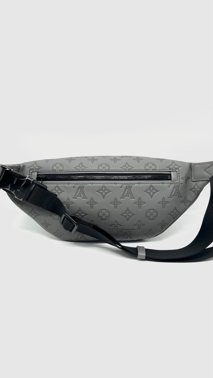 Like New. LV Discovery Bumbag Monogram Eclipse Gray. Microchip|13466