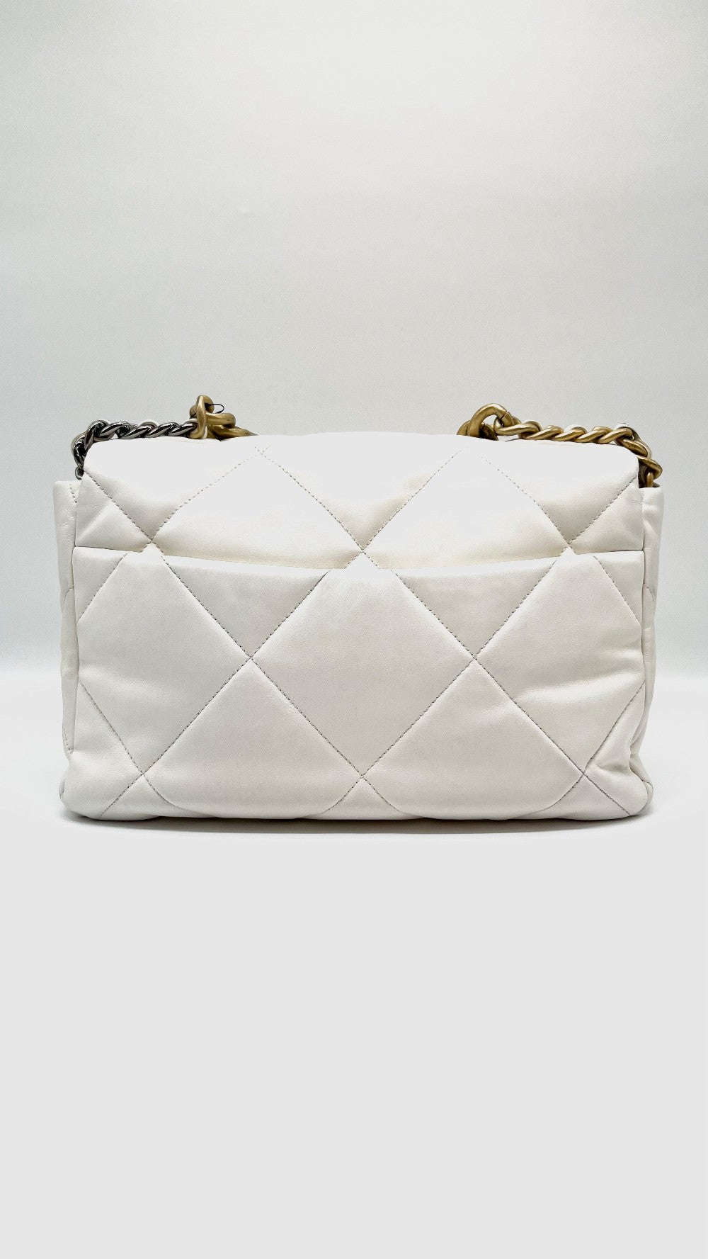 Preowned. Chanel C19 Medium White Lambskin GHW. K748P2AE|5197