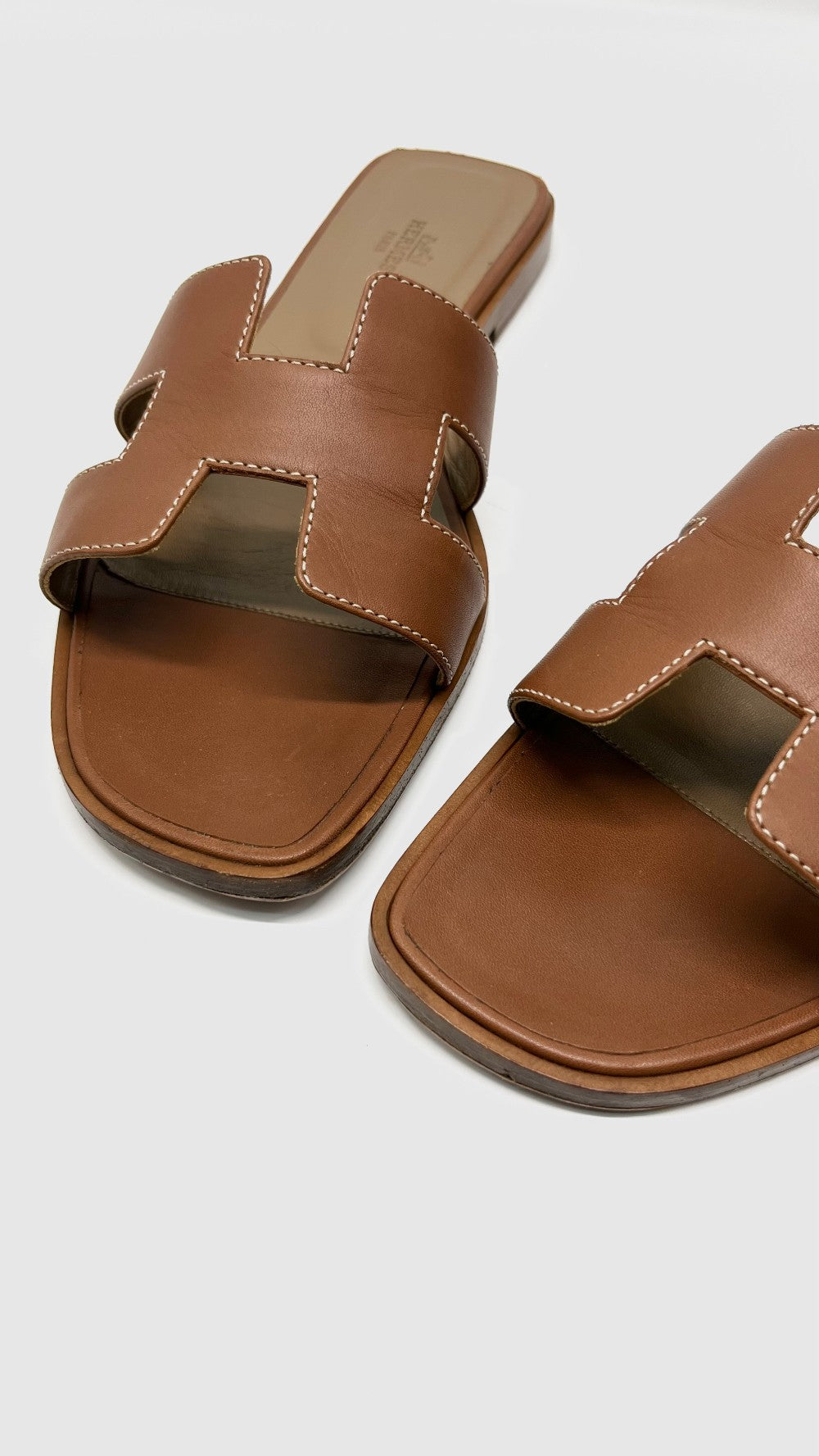 Preowned. Hermes Oran Sandals Gold. 40|11454