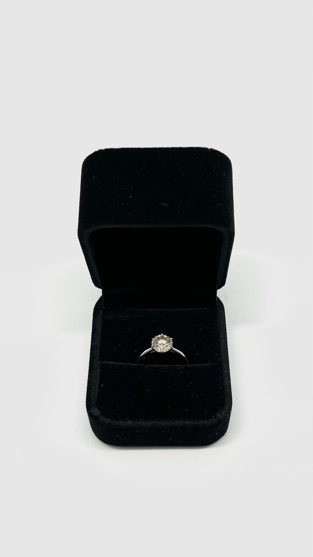 Preowned. Round Brilliant Diamond Ring 18K white gold VS-SI Clarity L Color 1.63 CT. Size 6|9391