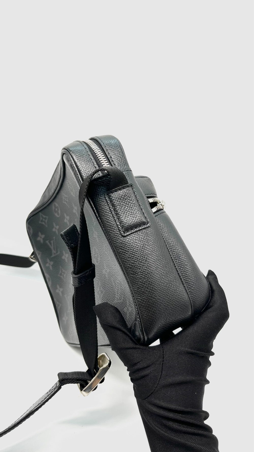 Preowned. LV Outdoor Messenger Eclipse. FO5129|14471