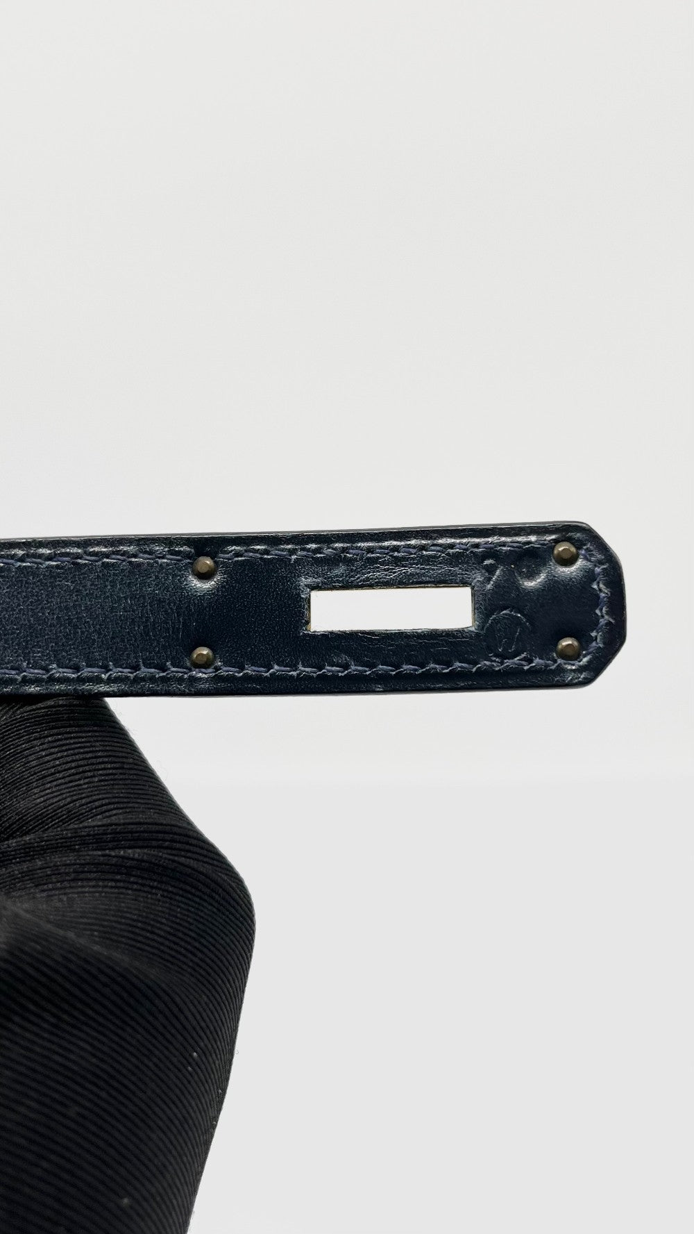 Preowned. Hermes Kelly 28 Black Boxcalf GHW. Circle W9.|11447