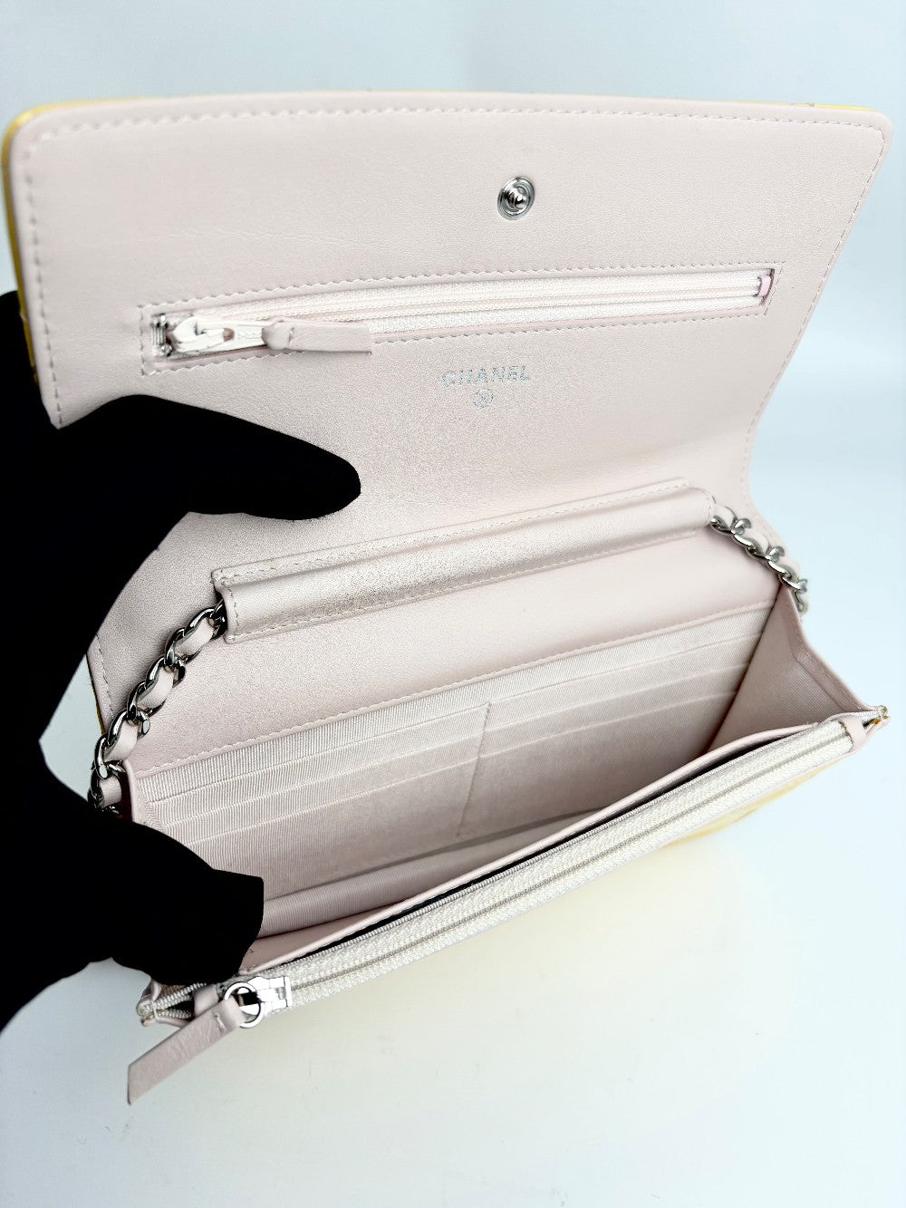 Preowned. Chanel WOC Yellow/Light Pink Patent SHW. 17287849|12869