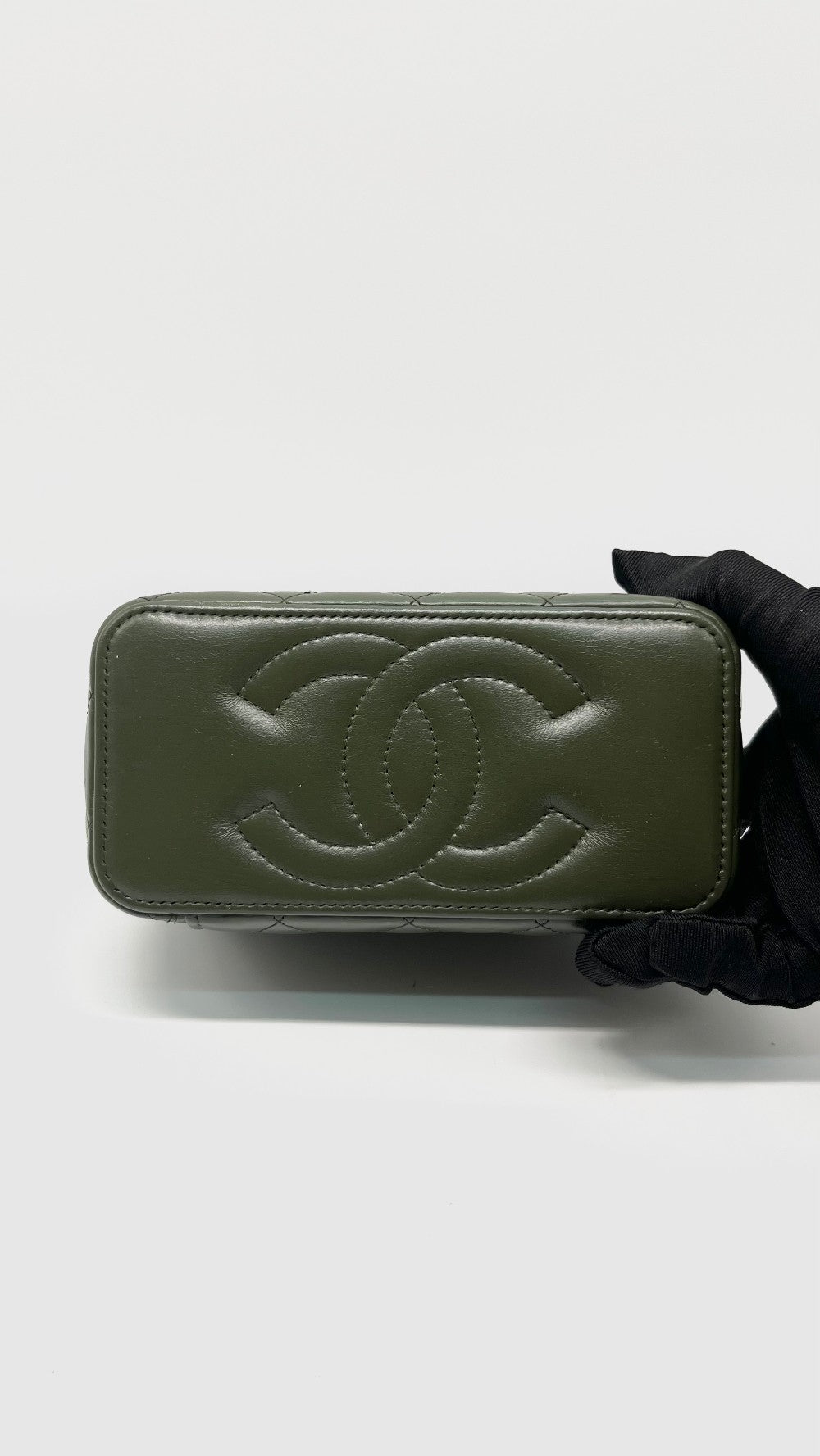 Preowned. Chanel Vanity Pearl Crush Olive Green Calfskin GHW. CL931NNJ|13811