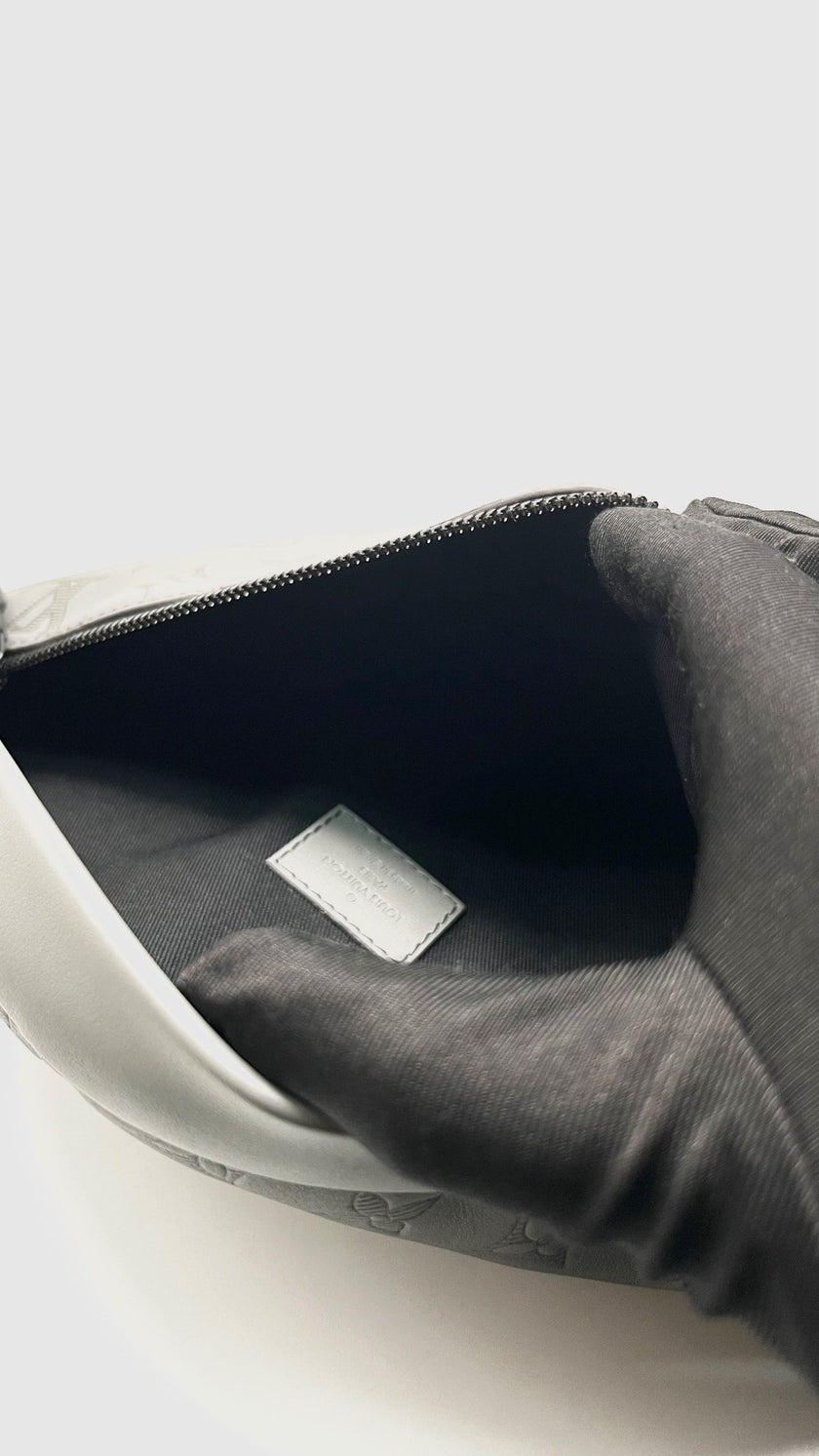 Like New. LV Discovery Bumbag Monogram Eclipse Gray. Microchip|13467