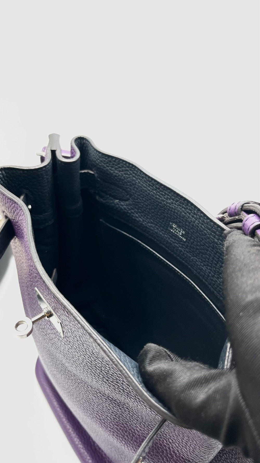 Preowned. Hermes So Kelly 22 Ultraviolet/Bleu Obscure Clemence PHW. Sqaure Q56|15026