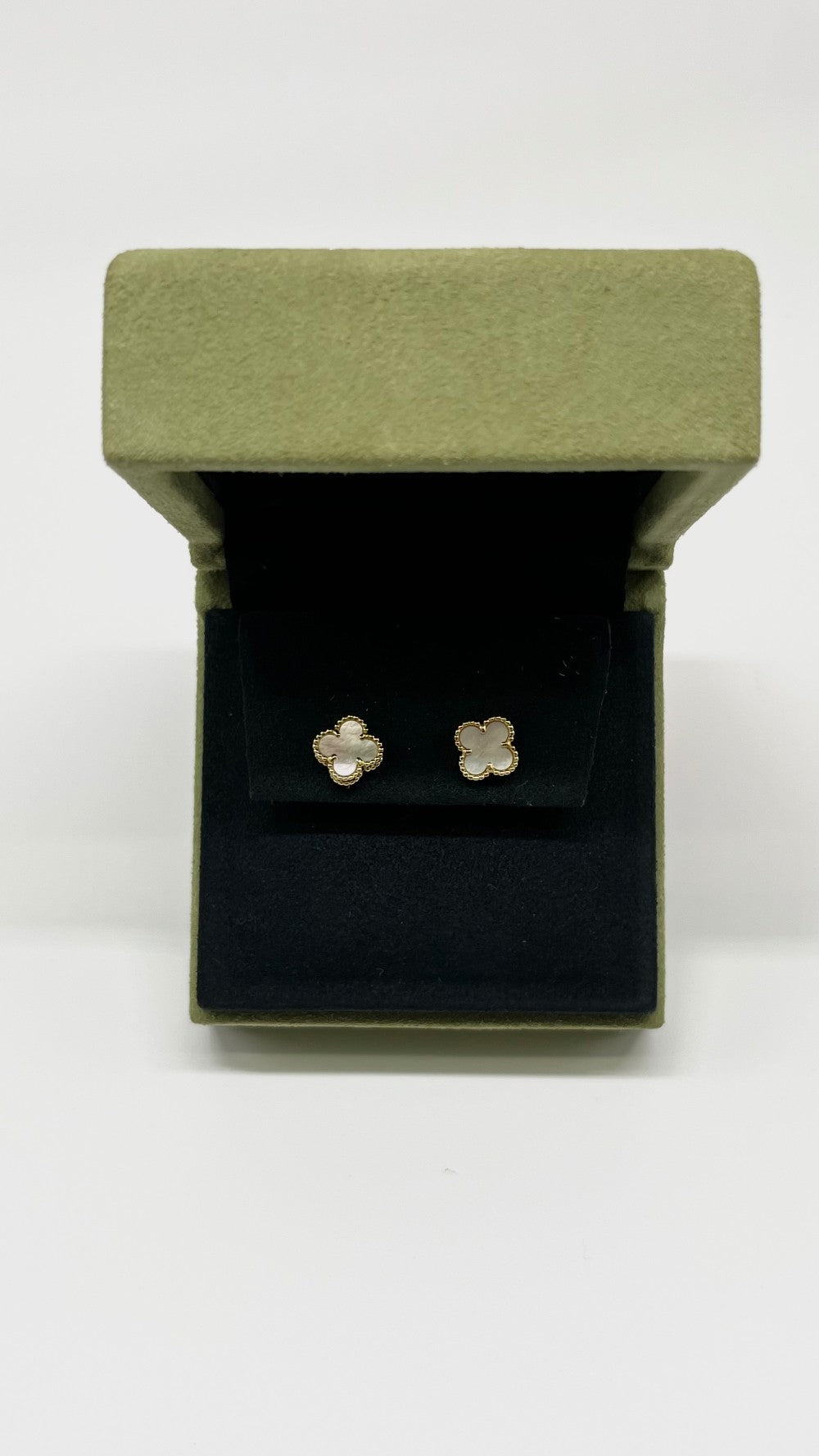 Brand New. VCA Alhambra Earrings MOP white|6193