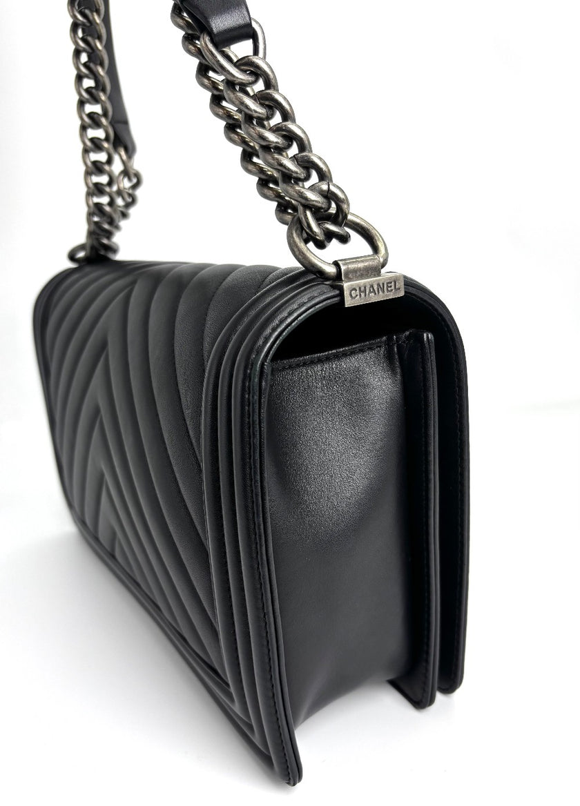 Preowned. Chanel New Medium Leboy Black Chevron. 26136652|4359