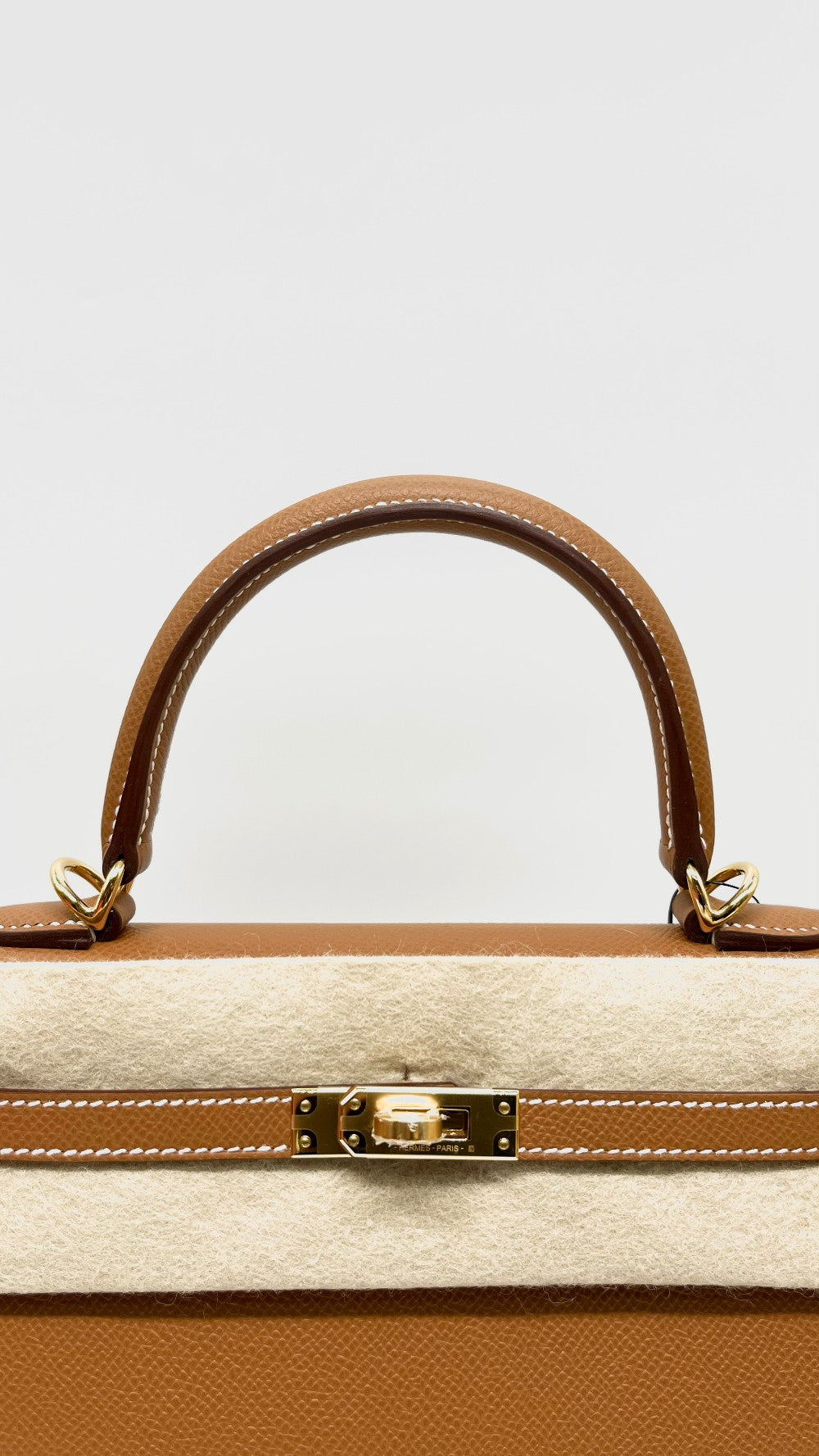Brand New. Hermes Kelly 25 Gold Epsom Sellier GHW. KHT111BK|9729