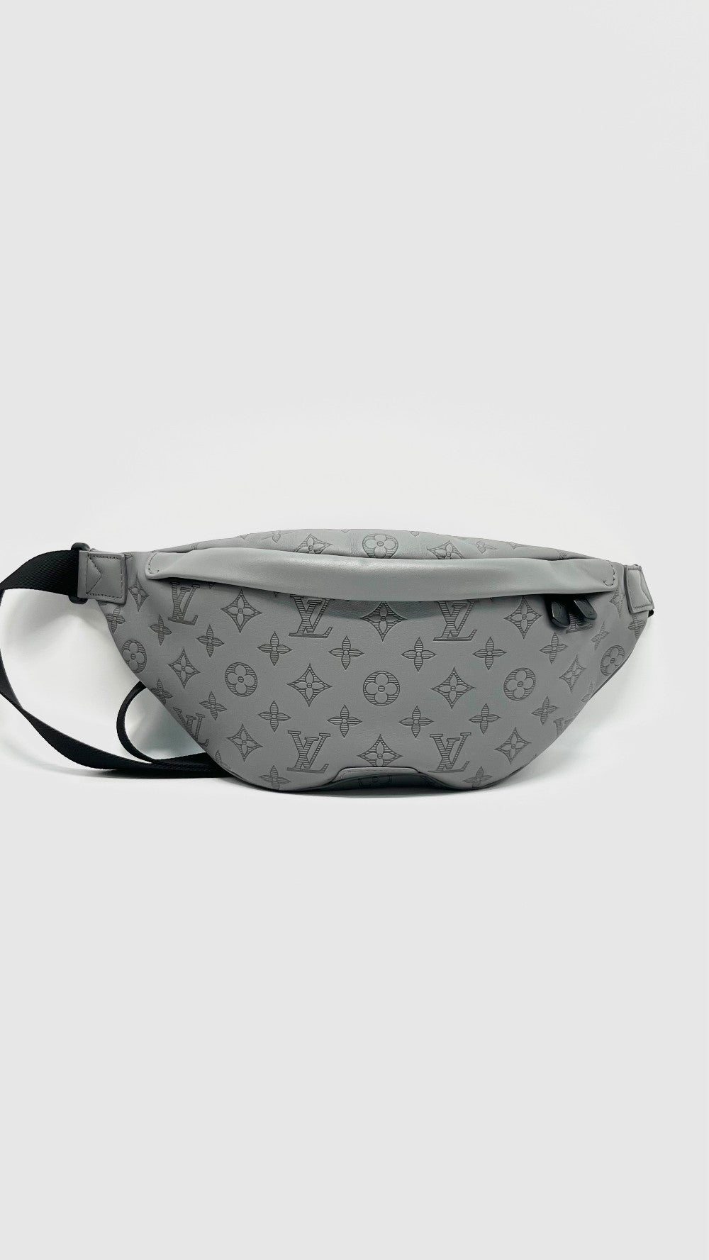 Like New. LV Discovery Bumbag Monogram Eclipse Gray. Microchip|13463
