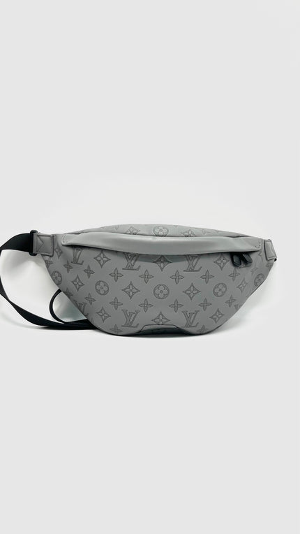 Like New. LV Discovery Bumbag Monogram Eclipse Gray. Microchip|13463
