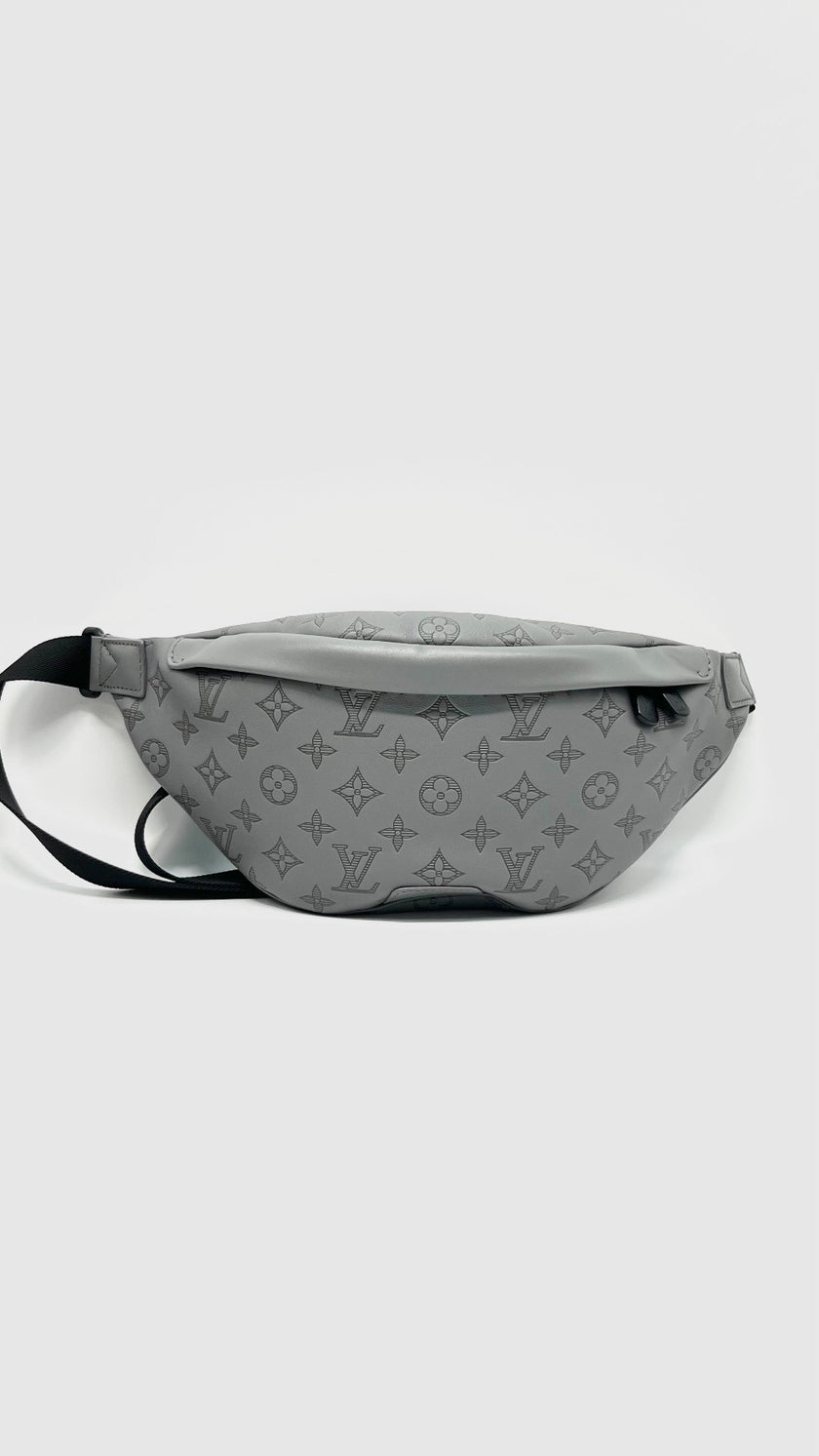 Like New. LV Discovery Bumbag Monogram Eclipse Gray. Microchip|13463