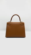 Unused. Hermes Kelly 25 Gold Epsom Sellier GHW. ZMU537NF|5773