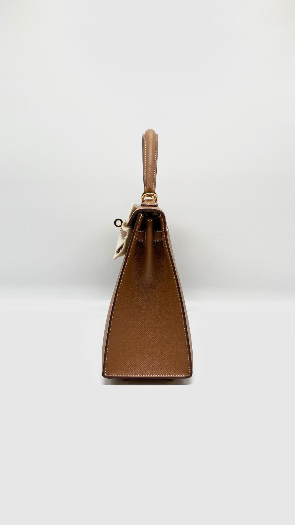 Unused. Hermes Kelly 25 Gold Epsom Sellier GHW. ZMU537NF|5772