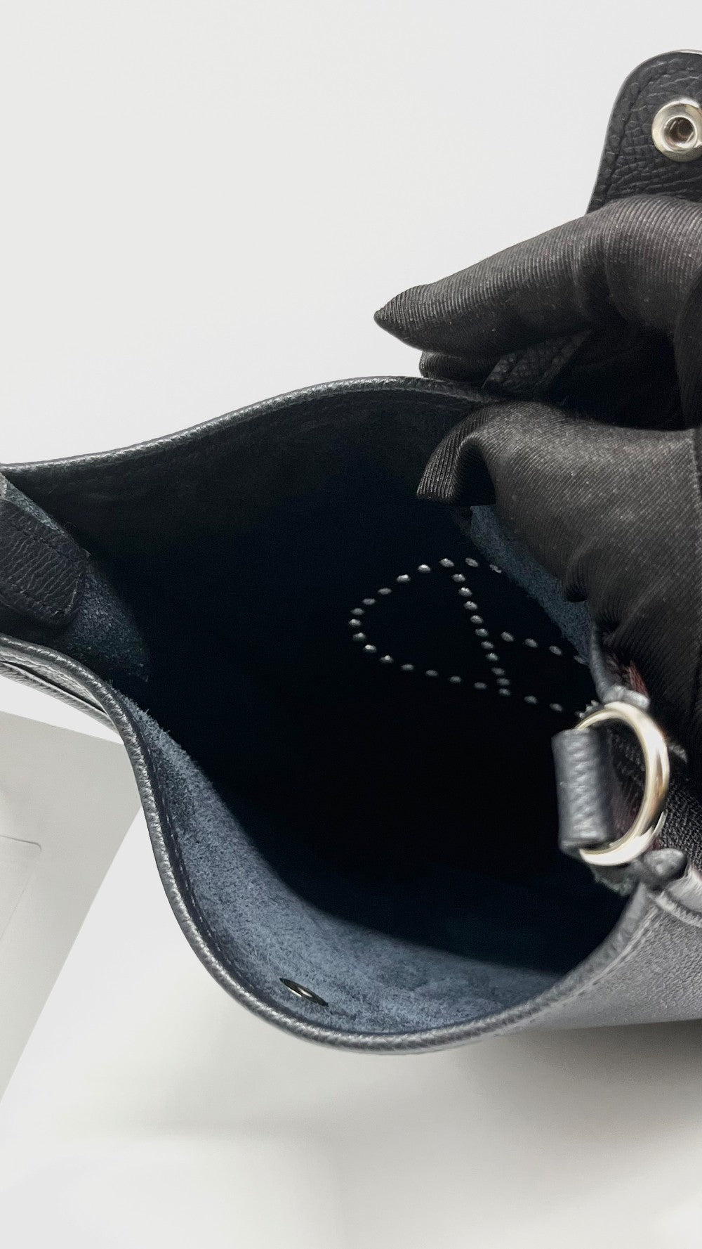Preowned. Hermes Evelyne TPM Epsom Blue Nuit. AMM004BY|9771