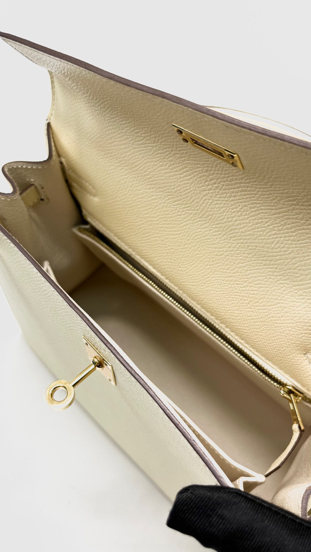 Like New. Hermes Kelly 25 Nata Epsom Sellier GHW. UAP088SN|14899