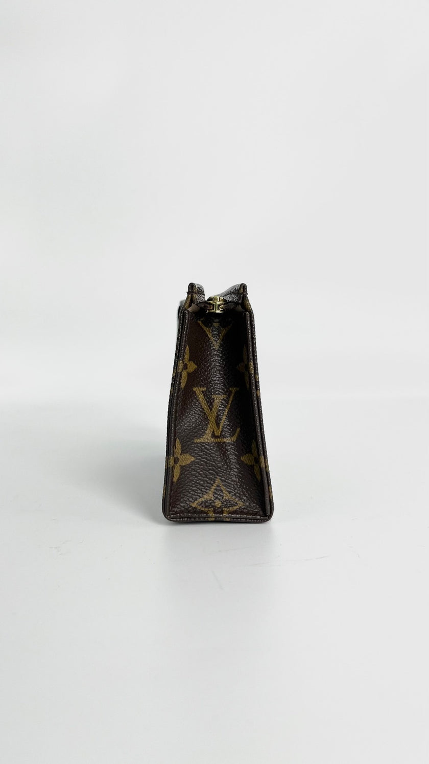 Preowned. LV Toiletry Pouch Mono. DU0026|4685